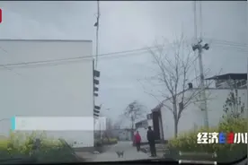 央视曝光！厕所改造3年没法用！村民无奈搭建老式茅坑！惠民工程，竟如此糊弄→图片