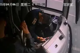 合肥一公交车司机昏迷前平稳停车，乘客纷纷报警视频封面