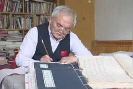 49秒丨历时两年 德州齐河老党员用毛笔书写10余种版本《共产党宣言》图片