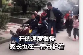 高手在民间，外公自制“小火车”接外孙放学图片