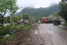 摩托车与罐车相撞，2人当场身亡！事发柳州一特殊路段图片