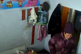 “儿子离家老人在监控中哭泣”最新进展：儿子已把妈妈接到身边图片