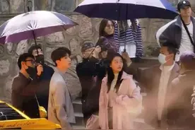 范丞丞献荧屏初吻 与关晓彤吻戏路透照曝光图片