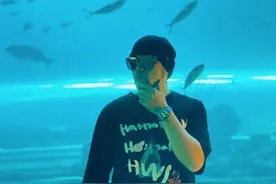 周杰伦晒近照与歌迷互动 一袭黑衣酷帅十足图片