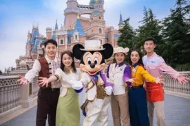 临近开学，迪士尼乐园里最后“疯”一下，热门项目排队1小时左右，九月迎达菲主题月图片