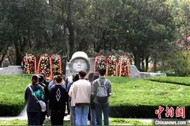 纪念台儿庄大战胜利83周年 参战将士后人悼英烈图片