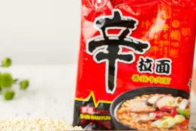 韩国“拉面王”去世，年挣120亿的辛拉面销量火爆背后的秘密图片