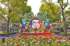 上海迪士尼5周岁啦！生日蛋糕花车领航、歌手刘宇宁惊喜亮相……图片