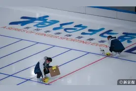 国家速滑馆计时计分高科技：运动员脚踝绑芯片读取成绩图片