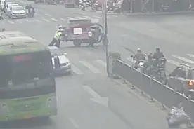 车流里三轮车“卡”路口 交警秒变“推车工”帮忙图片