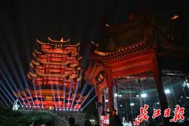 武汉黄鹤楼下，央视主持人康辉、朱迅组团直播带货图片