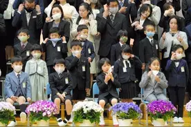 日本中小学新生相继入学 带着口罩出席入学仪式拍纪念照图片