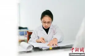 山西大宁“折翼天使”的白衣情怀：扎根山区守健康图片