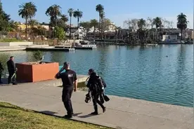 美国警方与涉嫌持枪女子对峙近3小时 嫌犯下湖游泳躲避图片