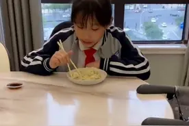 姐姐上学前吃早餐，弟弟见后麻溜爬上椅子讨要图片
