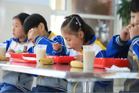 75秒｜最后5处学校完成供餐，五莲县学校集中配餐项目全面落实图片