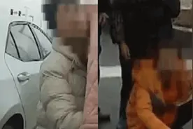 女子骑电动车追尾轿车后躺地撒泼：先给我钱治伤图片