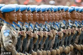 「中国共产党百年瞬间」中国第一支“蓝盔部队”图片