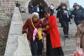 不让抬不让背，临沂103岁老人李清兰徒步登泰山刷屏图片