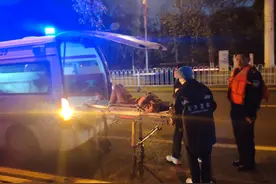 “别人不可靠，我绝对可靠！”长沙一女子因感情纠纷夜晚跳入江中，民警霸气喊话劝导图片