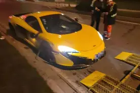 高速上一辆百万豪车撞上护栏，原因让人后怕图片
