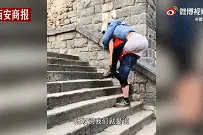 山东小伙四年背残疾妻子爬泰山，他们在青岛一见钟情图片