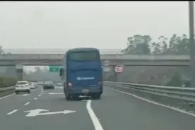 广西高速路上，大客车爆胎还往前开，车上还有28名乘客图片