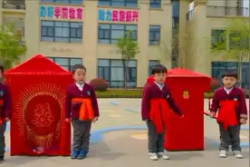 43秒｜幼儿园安排手工花轿作业 河南老爸做出仿真大花轿视频封面