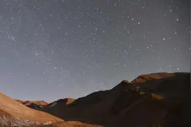 瞰见｜新疆和静的春季星空视频封面