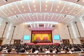 钦州市五届人大八次会议举行第二次全体会议图片