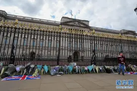 菲利普亲王去世，英国民众在白金汉宫门前摆放鲜花寄托哀思图片
