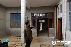 自来水管漏水冲空了地基，村民房裂谁担责成了难题图片