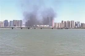 昨日突发！“杭州之门”工地浓烟滚滚！消防赶到前自救扑灭……图片