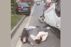 绿灯还剩3秒停车，惹怒后方司机！两车疯狂别车两公里 不顾车上有孩子直接撞车图片