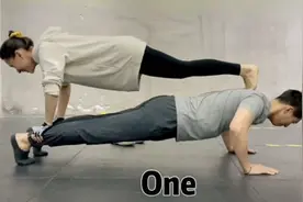 甜齁！窦骁驮着何超莲挑战双人俯卧撑男友力爆棚图片