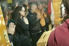 57岁李连杰现身五台山 盘坐佛洞独自冥想图片