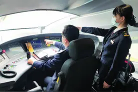 上海首批动车女司机驰骋京沪线图片