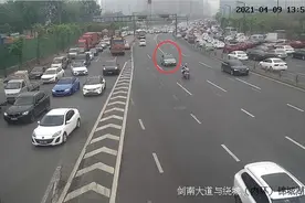警官！我哥哥病得很严重，请帮我开下道…...图片