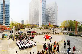 济南百名萌娃街头诵读《少年中国说》《军民情·七律》图片