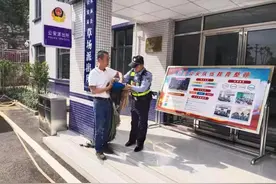 孔雀出门“遛弯儿”遇民警后“束手就擒”图片