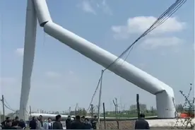 百余米高风力发电机倒塌，未造成人员伤亡图片