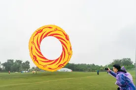 风筝高达九层楼 国际风筝邀请赛在蓉开赛图片