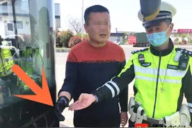 惊呆！大客车司机操作方向盘的双手，有一只竟是“假的”图片