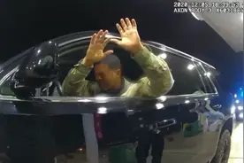 美军黑人少尉遭警察暴力执法，高喊“我为美国效力，怎么这样对我？”图片