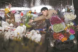 袖珍夫妻携相守人生路上伴花香图片