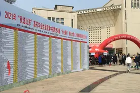 烟台186家企业携6000多个岗位进烟台大学揽才！我市吸引高校毕业生留烟就业图片