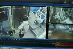 乘客下车时手脚被夹住拖行20多秒，广东惠州一公交车司机被停职图片
