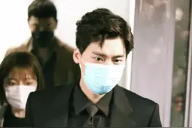 霸道总裁既视感！李易峰上班路透 穿黑色西装酷帅十足图片