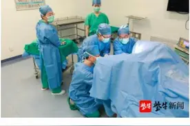 洗澡滑倒凳子腿插进身体 医护人员全力救助图片