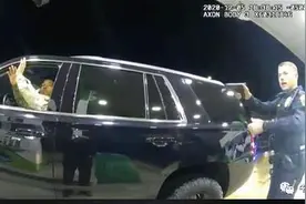 这是美国现在最热的话题，美国军官被美国警察揍了图片